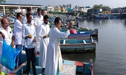 குளச்சல் கடற்கரையில் கடல் அன்னைக்கு மலர் தூவி பிரார்த்தனை. விசை படகுகள், வள்ளங்கள் மீன்பிடிக்க செல்லவில்லை.