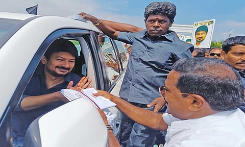தி.மு.க. இளைஞரணி செயலாளர் உதயநிதி ஸ்டாலின் எம்.எல்.ஏ.வை குமரி கிழக்கு மாவட்ட செயலாளரும், நாகர்கோவில் மாநகராட்சி மேயருமான மகேஷ் வரவேற்ற காட்சி.