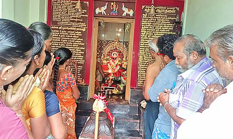 பூஜையில் கலந்து கொண்டு சாமி தரிசனம் செய்த பக்தர்களை படத்தில் காணலாம்.