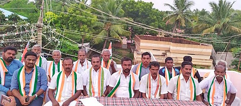 மூலைக்கரைப்பட்டியில் காங்கிரஸ் நிர்வாகிகள் பேட்டி அளித்த காட்சி.