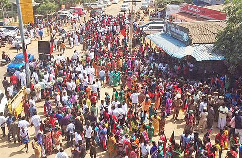 கே.டி.சி. நகரில் உதயநிதி ஸ்டாலின் எம்.எல்.ஏ.வை வரவேற்க திரண்டிருந்த கூட்டத்தின் ஒரு பகுதியினரை படத்தில் காணலாம்.