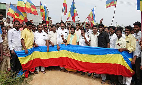 டாஸ்மாக் கடையை மூட வலியுறுத்தி பா.ம.க.வினர் ஆர்ப்பாட்டம் செய்தனர்.