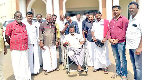 கால் துண்டிக்கபட்ட அரசு ஊழியர் உறவினர்களுடன் வந்து கலெக்டர் அலுவலகத்தில் மனு அளித்தனர்.