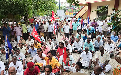  கடலூர் போக்குவரத்து மண்டல அலுவலகத்தை முற்றுகையிட்டு தர்ணா போராட்டம் செய்தவர்களை படத்தில் காணலாம். 
