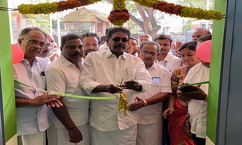 வகுப்பறை கட்டிடங்களை பிரின்ஸ் எம்.எல்.ஏ. திறந்து வைத்தபோது எடுத்த படம் 