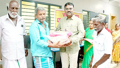 சுமைதூக்கும் தொழிலாளர்களுக்கு நிவாரண உதவிகள் வழங்கப்பட்டது.