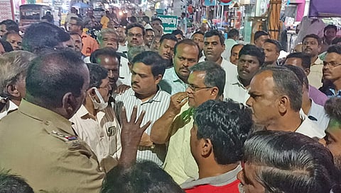 ராசிபுரத்தில் நகை கடை உரிமையாளர்கள் போலீசாருடன் வாக்குவாதத்தில் ஈடுபட்ட காட்சி.