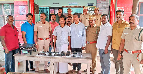 ஆம்பர் கிரீஸ் கட்டிகளை படத்தில் காணலாம்.