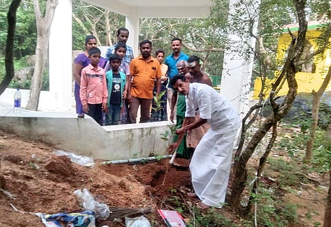 மரக்கன்றுகள் நடும் பணி நடைபெற்றதை படத்தில் காணலாம்.
