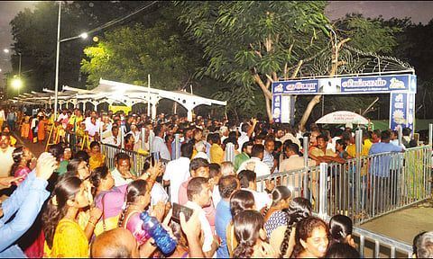 குபேர லிங்க கோவிலில் குவிந்த பக்தர்கள் கூட்டத்தை படத்தில் காணலாம்.