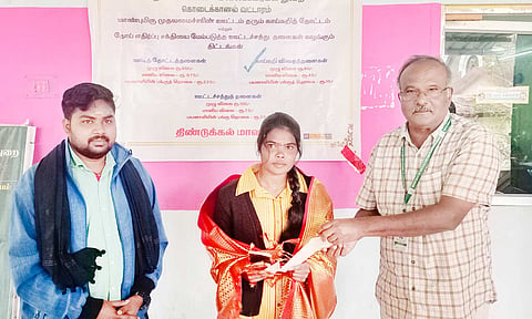 தவறவிட்ட ைகப்பையை சுற்றுலா பயணியிடம் ஒப்படைத்த ஊழியர்.