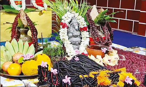 பக்தர்களுக்கு வழங்கப்பட உள்ள கருங்காலி மாலைகள்.