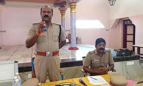 கூட்டத்தில் டி.எஸ்.பி. வெங்கடேசன் பேசிய போது எடுத்த படம். 