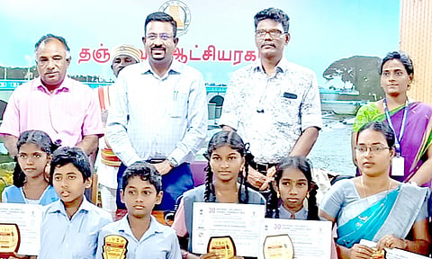 தேர்வான மாணவிகளை கலெக்டர் தினேஷ் பொன்ராஜ் ஆலிவர் வாழ்த்தினார்.