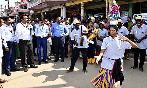 விழிப்புணர்வு கலைநிகழ்ச்சிகளை கலெக்டர் முரளிதரன் தொடங்கி வைத்து பார்வையிட்டார்.