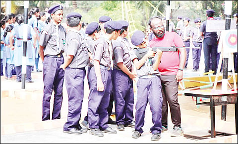 பிரண்ட்லைன் மிலேனியம் பள்ளியில் சாரண, சாரணியர் பயிற்சி முகாம் நடைபெற்ற காட்சி.