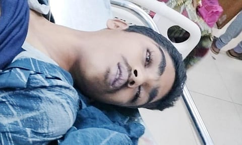 தனியார் பள்ளியில் மர்மமான முறையில் இறந்த மாணவர் சந்தோஷ்பாபு உடலை படத்தில் காணலாம்.