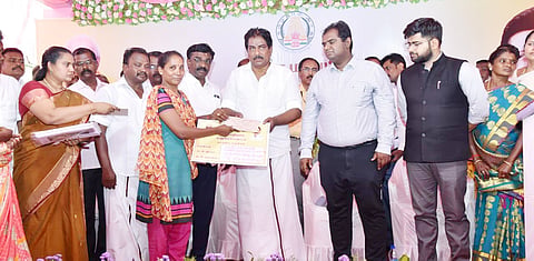 மக்கள் தொடர்பு முகாமில் பயனாளிகளுக்கு நலத்திட்ட உதவிகளை அமைச்சர் மூர்த்தி வழங்கினார்.