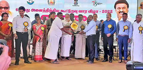 கோவை அரசு விழாவில் சங்க தலைவர் பொன்முருகேசன் கேடயம் பெற்ற போது எடுத்த படம்.