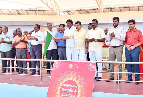 பேரணியை அப்துல்வகாப் எம்.எல்.ஏ. தொடங்கி வைத்தார். அருகில் மேயர் சரவணன், துணை மேயர் ராஜூ மற்றும் பலர் உள்ளனர்.