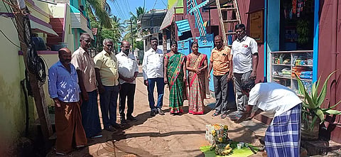 பேவர் பிளாக் சாலை அமைப்பதற்கான பூமிபூஜை நடைபெற்ற காட்சி.