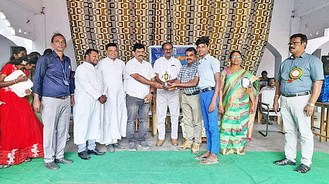 டி.ஜே.ஆர்.கன்ஸ்ட்ரக்சன் உரிமையாளர் தேவேந்திரன் பரிசு வழங்கிய காட்சி. அருகில் டி.டி.என்.லாரன்ஸ், டாக்டர் ஜெபஸ்டின் ஆனந்த் உள்ளனர்.