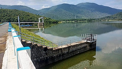 புழுதிக்குட்டை ஆனைமடுவு அணையை படத்தில் காணலாம்.