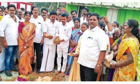 ரூ.61 லட்சத்தில் துணை சுகாதார நிலையம் கட்ட எம்.பி, எம்.எல்.ஏ. பூஜை போட்டு தொடங்கி வைத்த காட்சி.