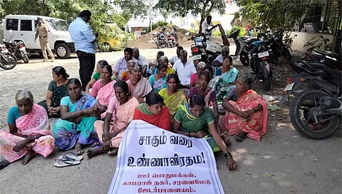 பரமத்தி வேலூர் தாசில்தார் அலுவலகம் முன்பு உண்ணாவிரத போராட்டத்தில் ஈடுபட்டவர்களை படத்தில் காணலாம். 