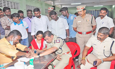 மாவட்ட போலீஸ் சூப்பிரண்டு ஹரிகிரண் பிரசாத் ரத்த தானம் வழங்கி முகாமை தொடங்கி வைத்தார்.