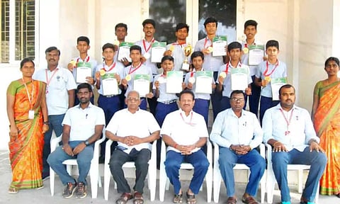 பரிசு பெற்ற மாணவர்கள்.