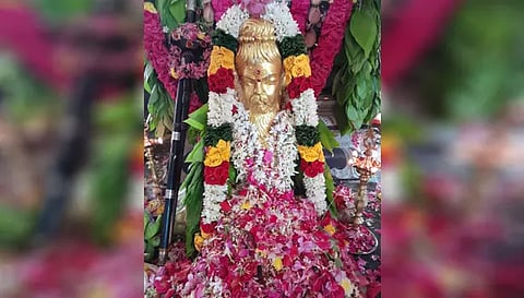 குருபூஜை விழாவை முன்னிட்டு சக்கரப்பட்டி சித்தர் சிறப்பு அலங்காரத்தில் அருள்பாலித்த காட்சி. 
