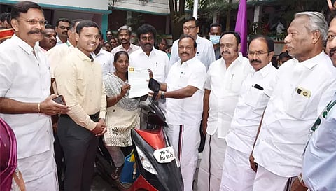  மாற்றுத்திறனாளி பெண் ஒருவருக்கு பணி ஆணையை அமைச்சர் சி.வி.கணேசன் வழங்கிய காட்சி.
