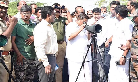 நஞ்சராயன்குளம் பறவைகள் சரணாலயத்தை அமைச்சர் ராமச்சந்திரன் ஆய்வு செய்த காட்சி. 