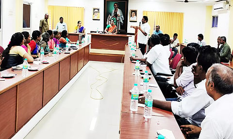 ஆற்காடு நகராட்சி கூட்டம் நகர மன்ற தலைவர் தேவி பென்ஸ் பாண்டியன் தலைமையில் நடைபெற்றது. 
