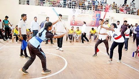 தஞ்சையில், மாவட்ட அளவிலான சிலம்பாட்ட போட்டி நடைபெற்றது.