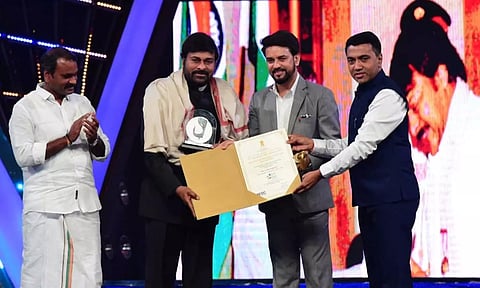 சிரஞ்சீவிக்கு விருது வழங்கிய அனுராக் தாக்கூர்