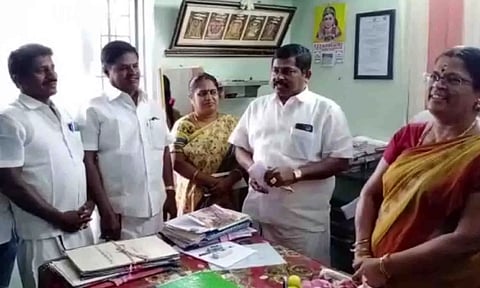  புதிய கமிஷனராக தாமரை பொறுப்பேற்றுக் கொண்ட போது எடுத்தப்படம். அருகில் நகராட்சி தலைவர் குமார், துணைத் தலைவர் உமா மகேஸ்வரி மற்றும் கவுன்சிலர்கள் உள்ளனர். 