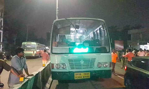 பல்லடத்தில் நடுரோட்டில் பஸ்களை நிறுத்தி போராட்டத்தில் ஈடுபட்ட டிரைவர்கள். 