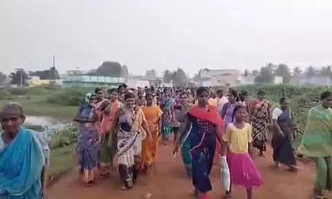 பழவேற்காடு ஏரியில் மீன்பிடிப்பதில் மோதல்: குடும்பத்துடன் கிராமத்தை காலி செய்த மீனவர்கள்