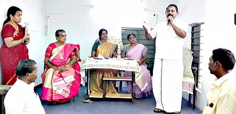 உசிலம்பட்டி நகராட்சி கூட்டத்தில் அய்யப்பன் எம்.எல்.ஏ.கலந்து கொண்டு பேசினார்.