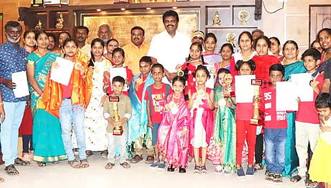 வெற்றி பெற்ற மாணவ-மாணவிகளுக்கு பரிசு வழங்கல்.