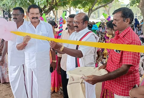 திருப்புல்லாணி ஒன்றிய சேர்மன் புல்லாணி ரிப்பன் வெட்டி கலைத்திருவிழாவை தொடங்கி வைத்தார்.