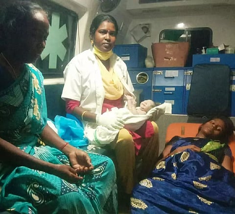 பண்ருட்டியில்ஓடும் 108ஆம்புலன்சில் பெண்ணுக்குஅழகிய ஆண்குழந்தை பிறந்தது.