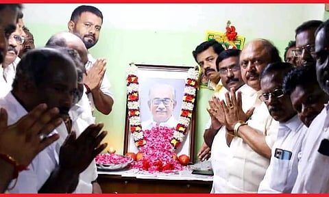 குருவிநத்தத்தில் முன்னாள் எம்.எல்.ஏ. ராமநாதன் நினைவு நாளையொட்டி எம்.எல்.ஏ.க்கள் சிவா, அனிபால் கென்னடி, செந்தில்குமார் ஆகியோர் மலர் தூவி மரியாதை செலுத்தினர்.