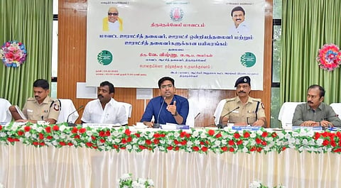 பயிற்சி கூட்டத்தில் கலெக்டர் விஷ்ணு பேசிய போது எடுத்தபடம். அருகில் மாவட்ட பஞ்சாயத்து தலைவர் வி.எஸ்.ஆர்.ஜெகதீஷ், மாவட்ட போலீஸ் சூப்பிரண்டு சரவணன், மாநகர துணை போலீஸ் கமிஷனர் சீனிவாசன் உள்ளனர். 