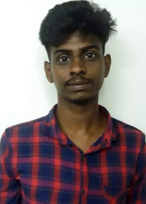 நோயாளிகள், ஊழியர்களின் செல்போன்களை திருடிய வாலிபர் கைது