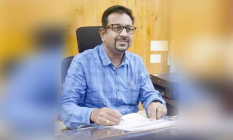 கலெக்டர் தினேஷ் பொன்ராஜ் ஆலிவர்.