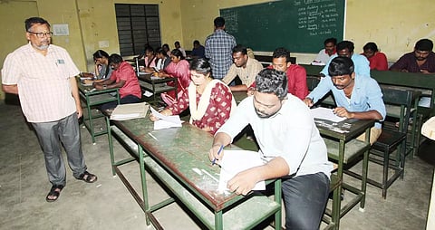 மதுரை திருப்பாலை யாதவா கல்லூரி தேர்வு மையத்தில் நடந்த கிராம உதவியாளர் தேர்வில் பங்கேற்றவர்கள்.