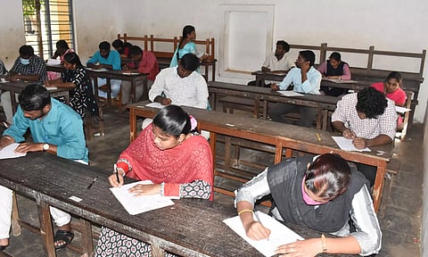 கடலூர் புனித வளனார் பள்ளியில் கிராம நிர்வாக உதவியாளர் எழுத்து தேர்வு நடந்தது.